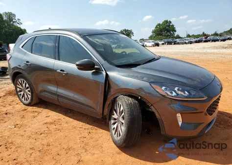 2020 Ford Escape Titanium z USA, uszkodzony, nr VIN 1FMCU0DZ3LUC29663